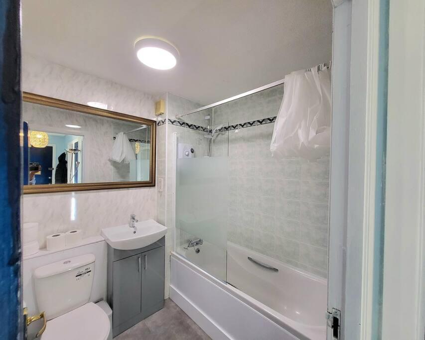 Apartment Harrismith Place By Sensational Short Lets & Serviced With Free Parking & Wi-fi