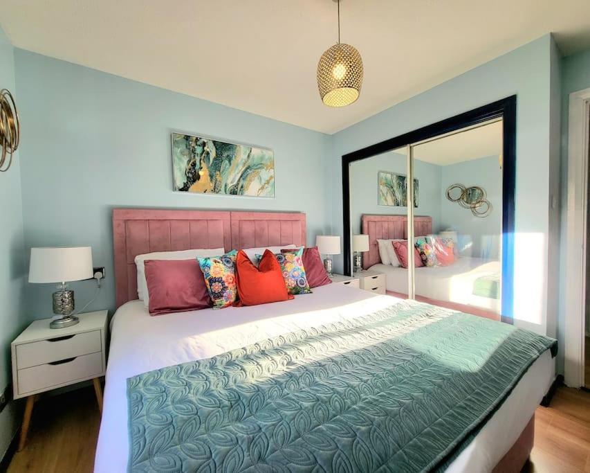 Apartment Harrismith Place By Sensational Short Lets & Serviced With Free Parking & Wi-fi *