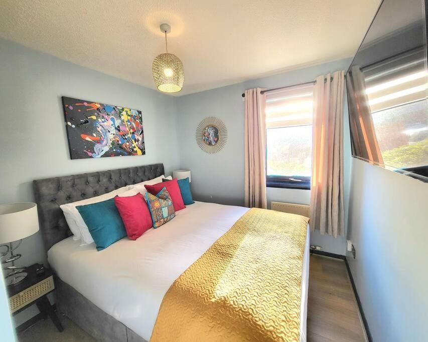 Harrismith Place By Sensational Short Lets & Serviced With Free Parking & Wi-fi Apartment *