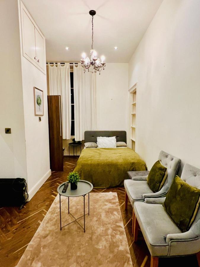 Stylish 1bhk Heart Of The EDI
