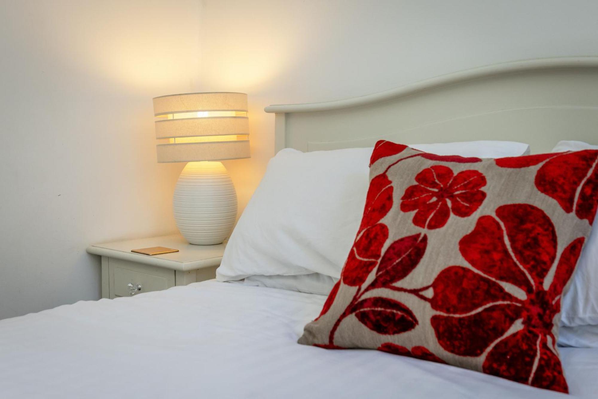 Traditional 3 Bedroom Quiet Duplex Flat By High St, Trams And Buses - Just 1-5 Miles To Centre * Edinburgh