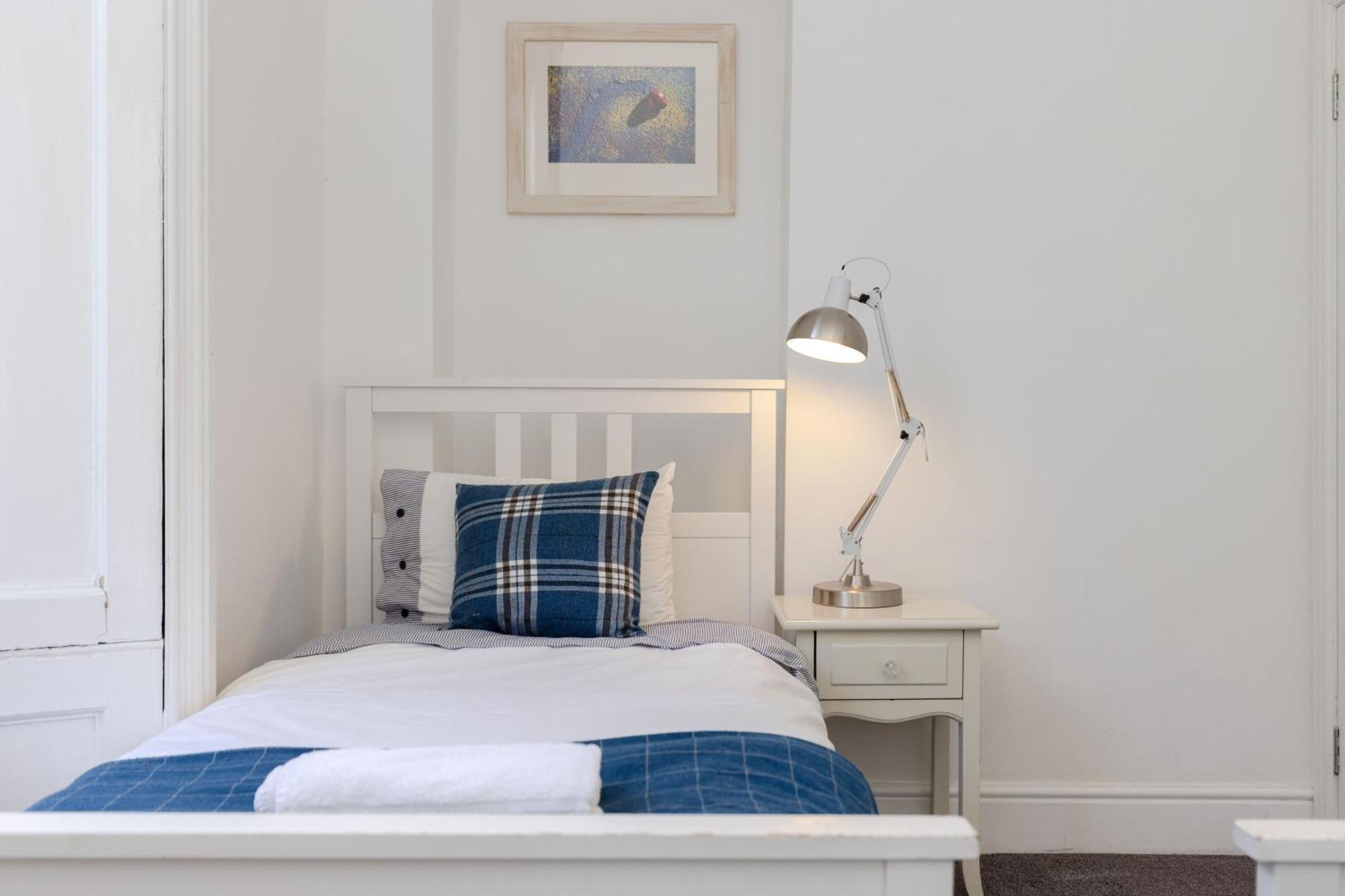 Traditional 3 Bedroom Quiet Duplex Flat By High St, Trams And Buses - Just 1-5 Miles To Centre Edinburgh