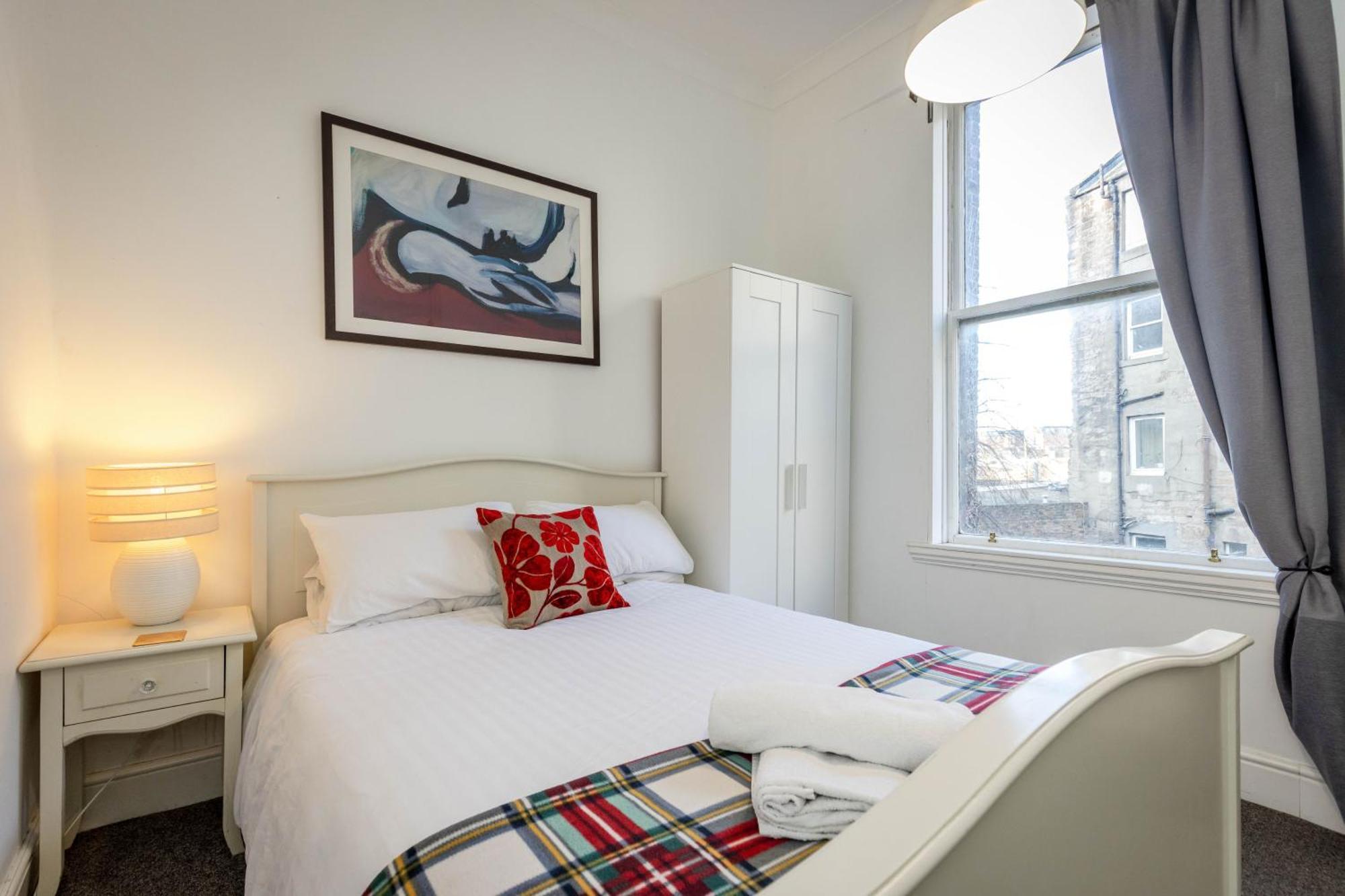 Traditional 3 Bedroom Quiet Duplex Flat By High St, Trams And Buses - Just 1-5 Miles To Centre Apartment *