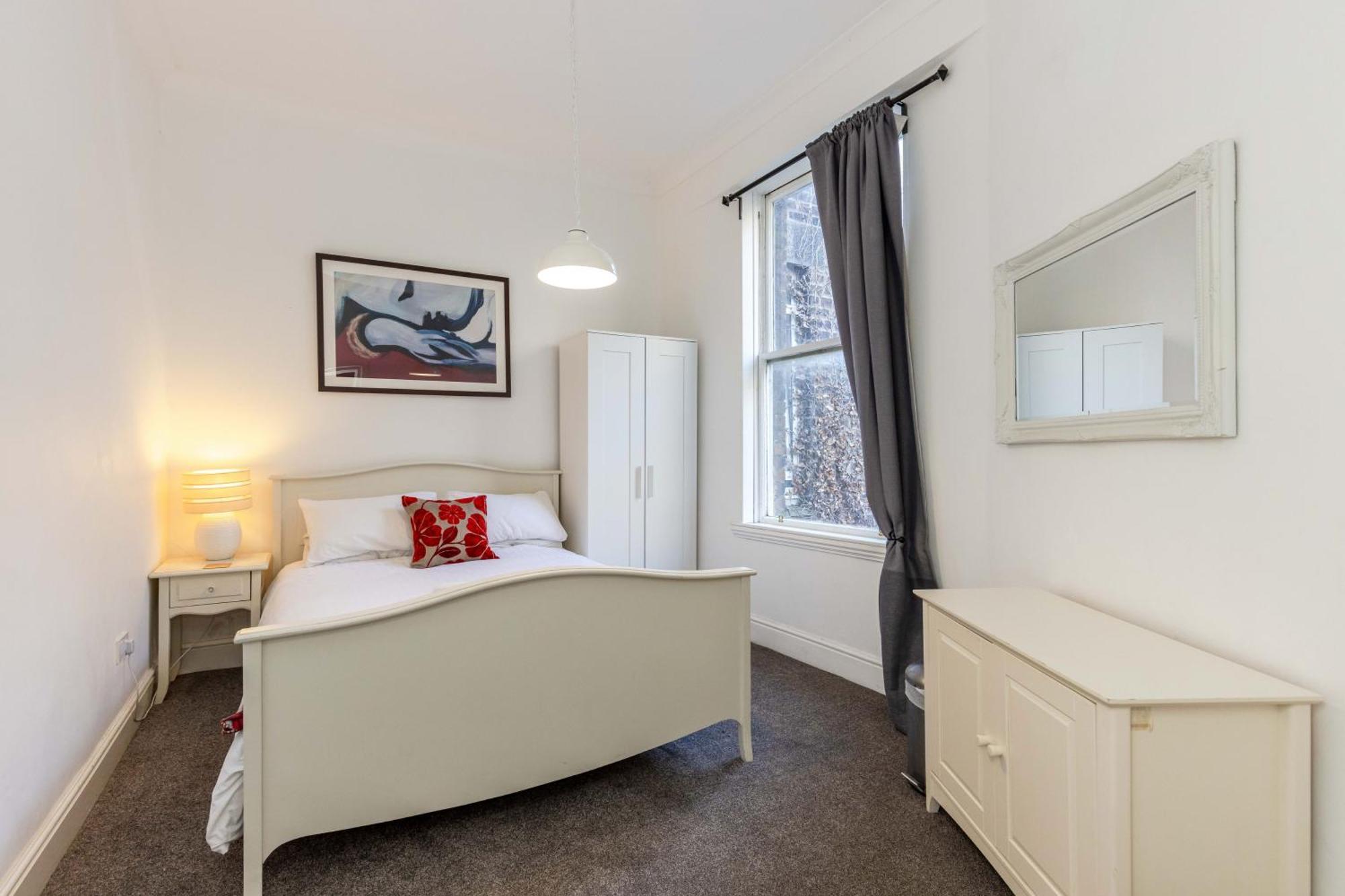 Apartment Traditional 3 Bedroom Quiet Duplex Flat By High St, Trams And Buses - Just 1-5 Miles To Centre