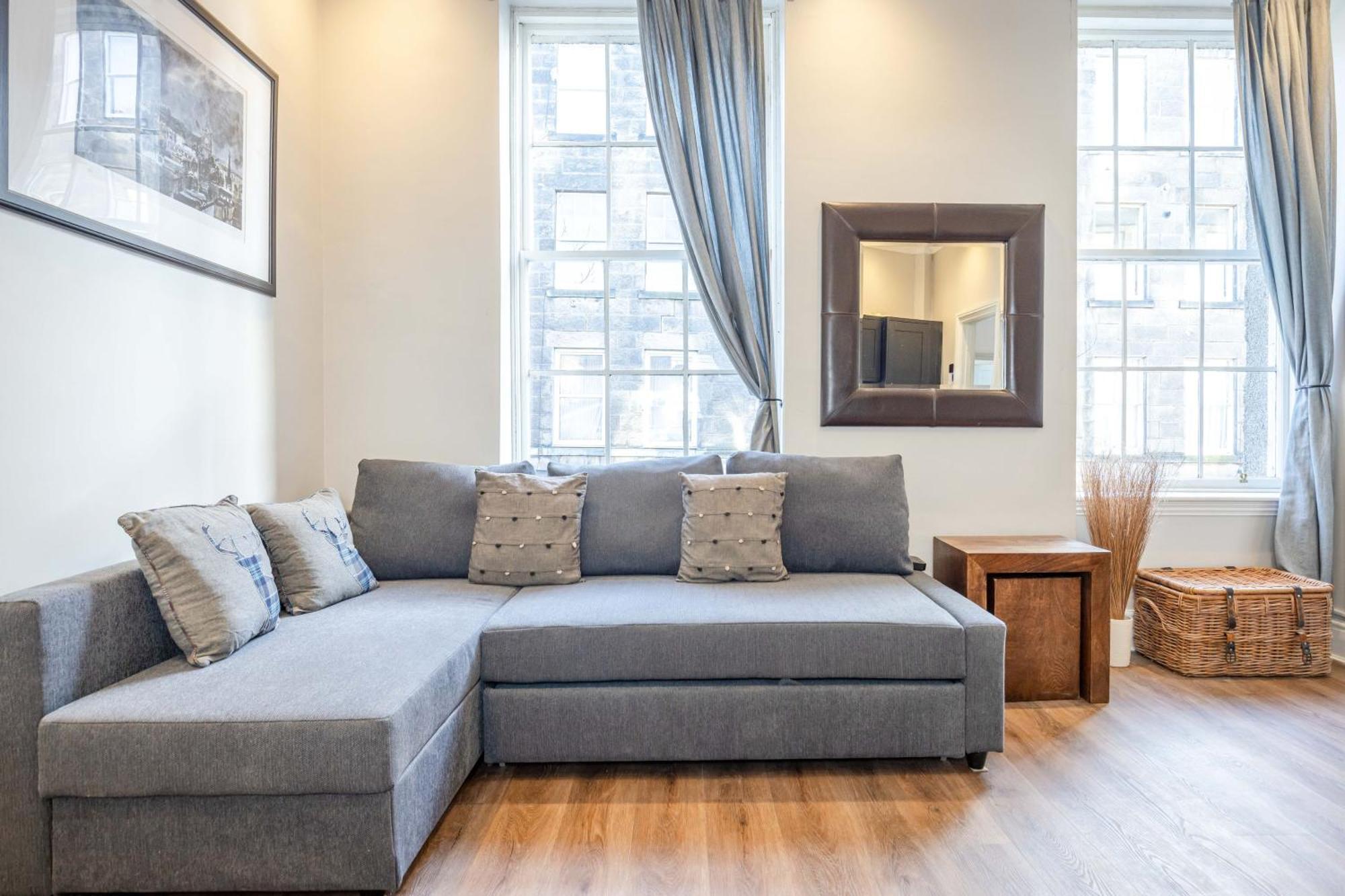 Traditional 3 Bedroom Quiet Duplex Flat By High St, Trams And Buses - Just 1-5 Miles To Centre Apartment Edinburgh
