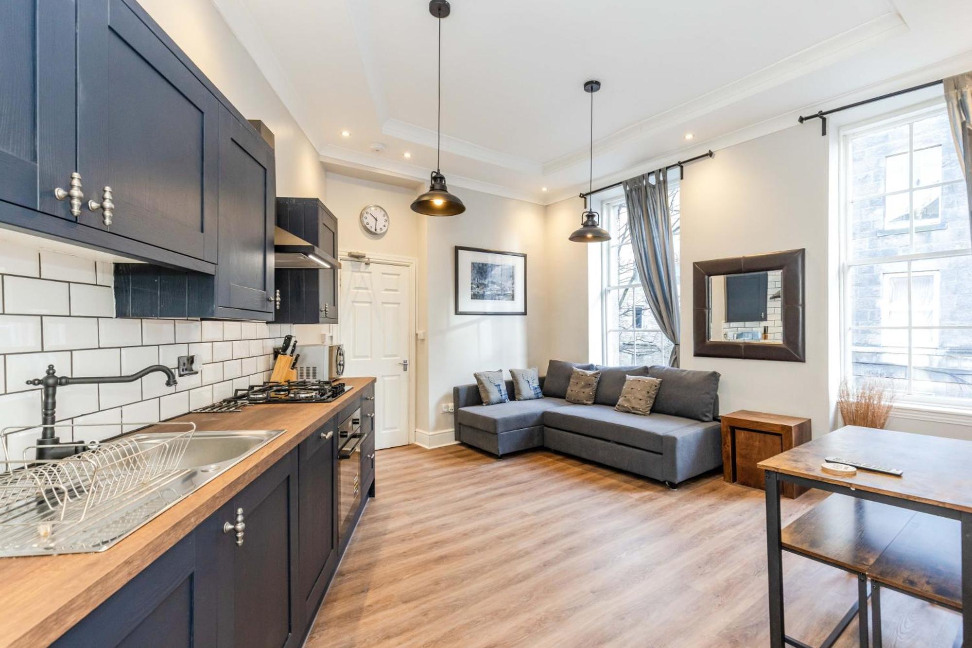 Traditional 3 Bedroom Quiet Duplex Flat By High St, Trams And Buses - Just 1-5 Miles To Centre Apartment