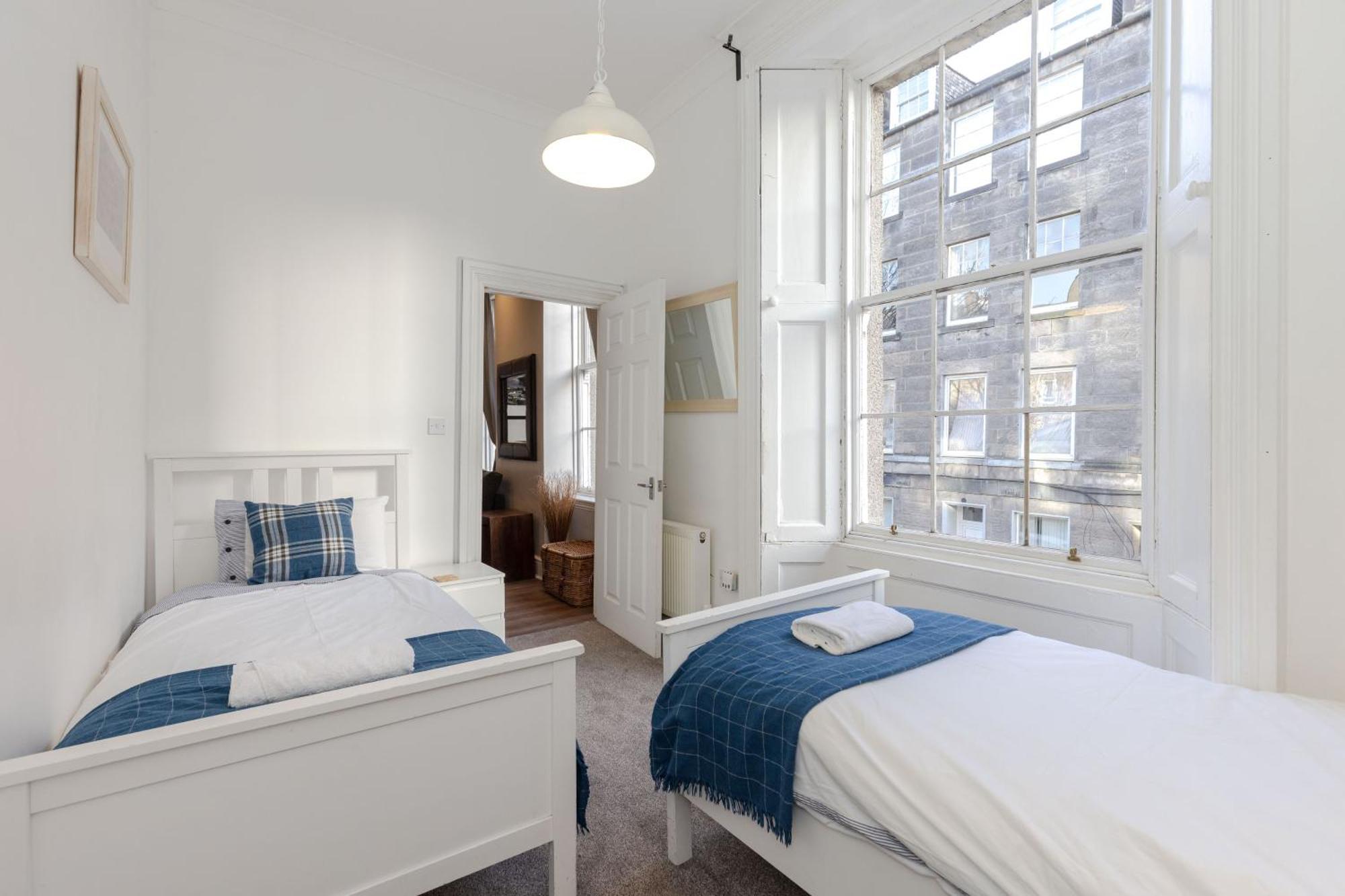 Apartment Traditional 3 Bedroom Quiet Duplex Flat By High St, Trams And Buses - Just 1-5 Miles To Centre