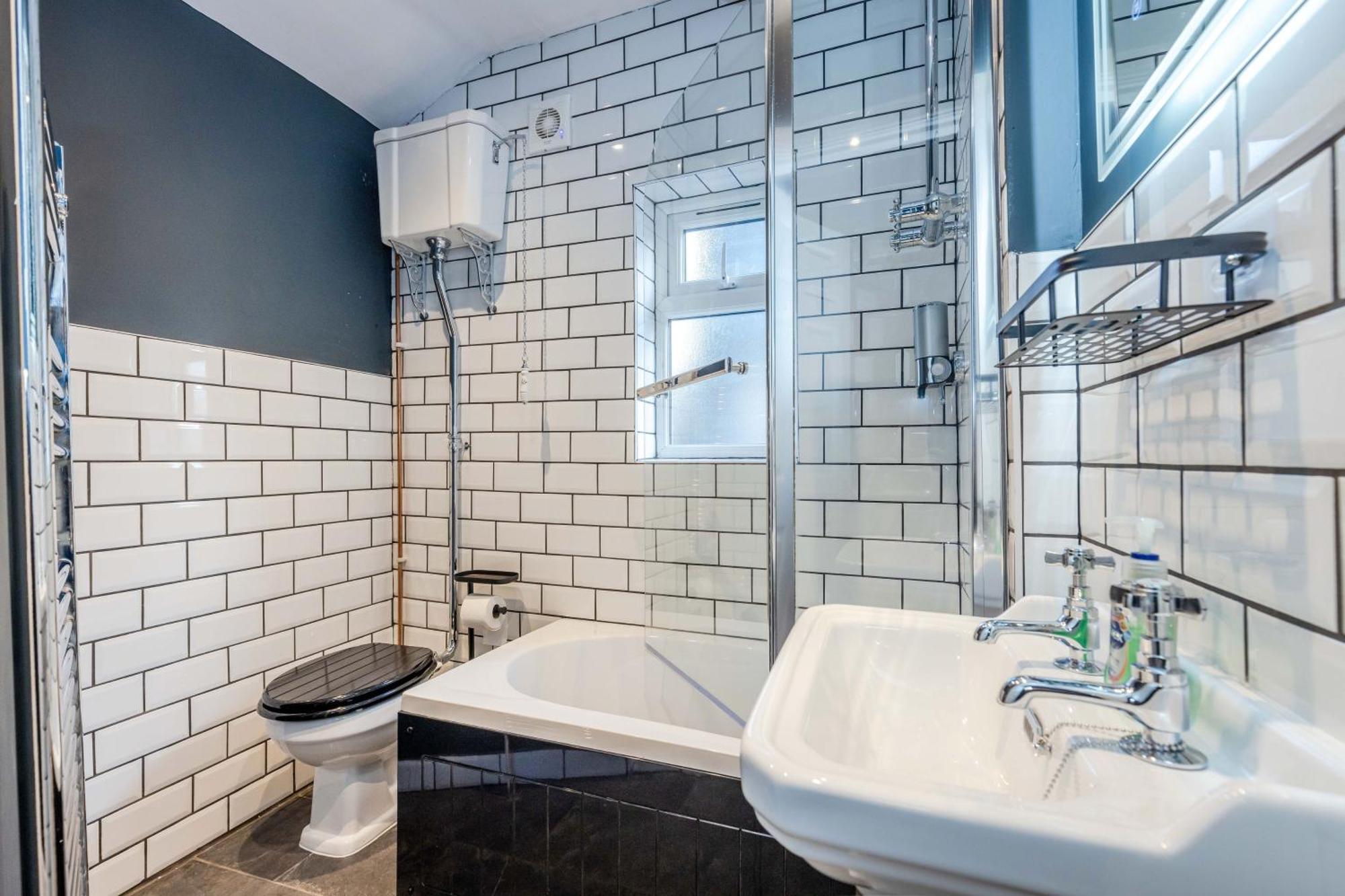 Traditional 3 Bedroom Quiet Duplex Flat By High St, Trams And Buses - Just 1-5 Miles To Centre * Edinburgh