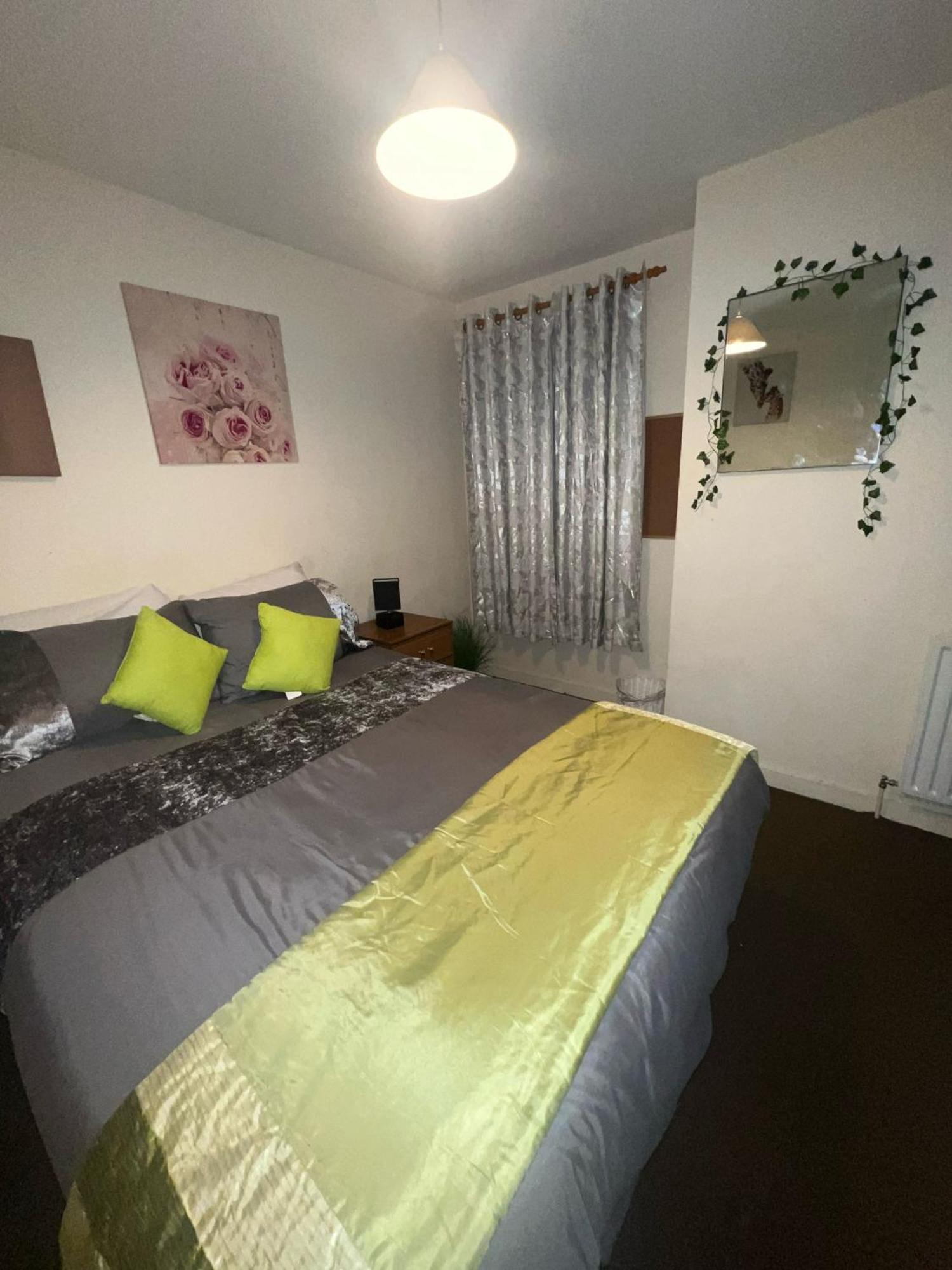 Lovely Double With Private Bathroom And Double With Shared Toilet & Parking Free Privatunterkunft