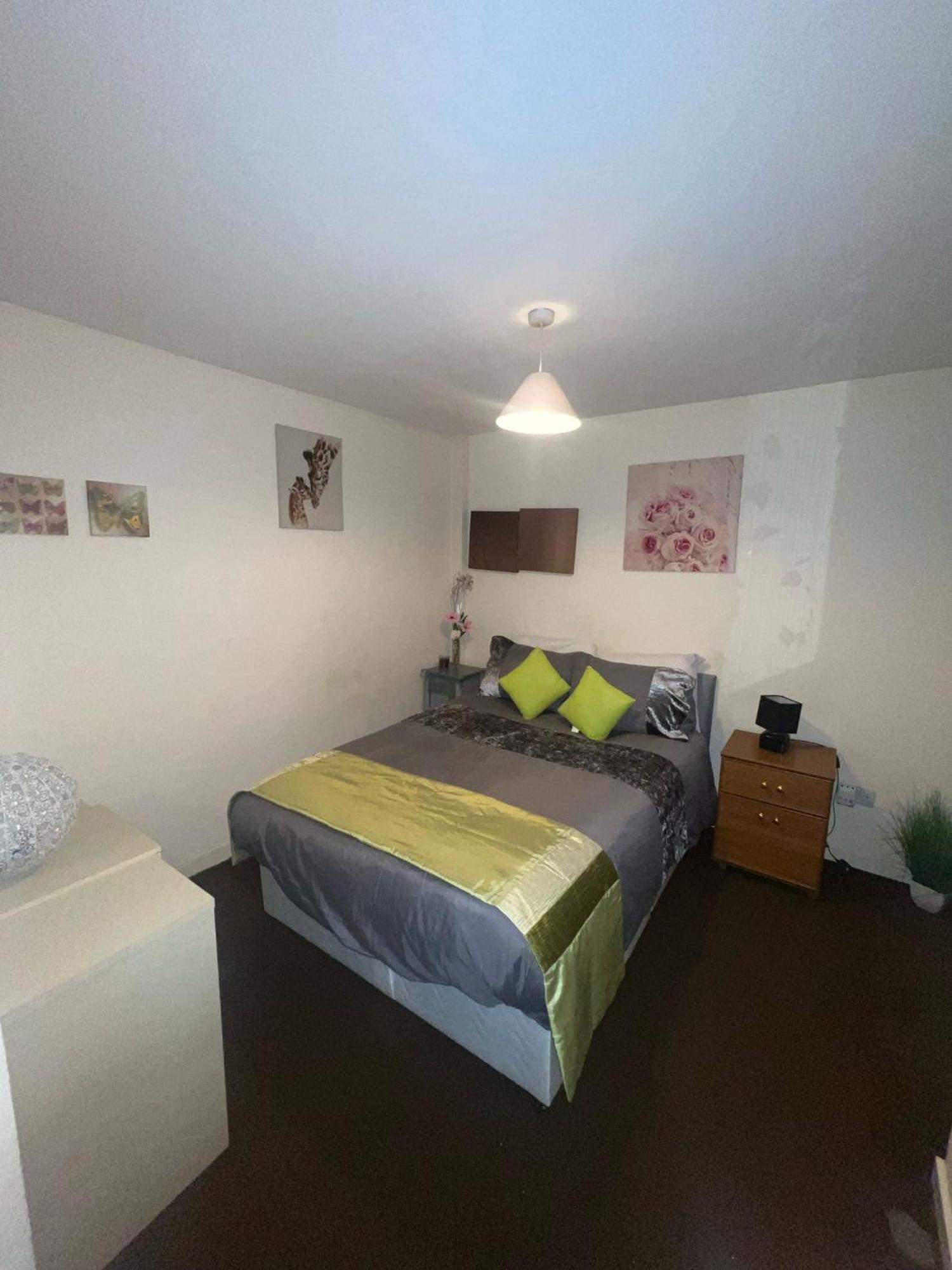 Privatunterkunft Lovely Double With Private Bathroom And Double With Shared Toilet & Parking Free *