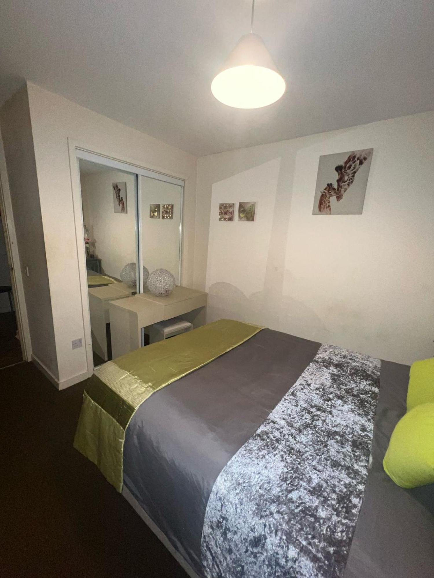 Lovely Double With Private Bathroom And Double With Shared Toilet & Parking Free Privatunterkunft EDI