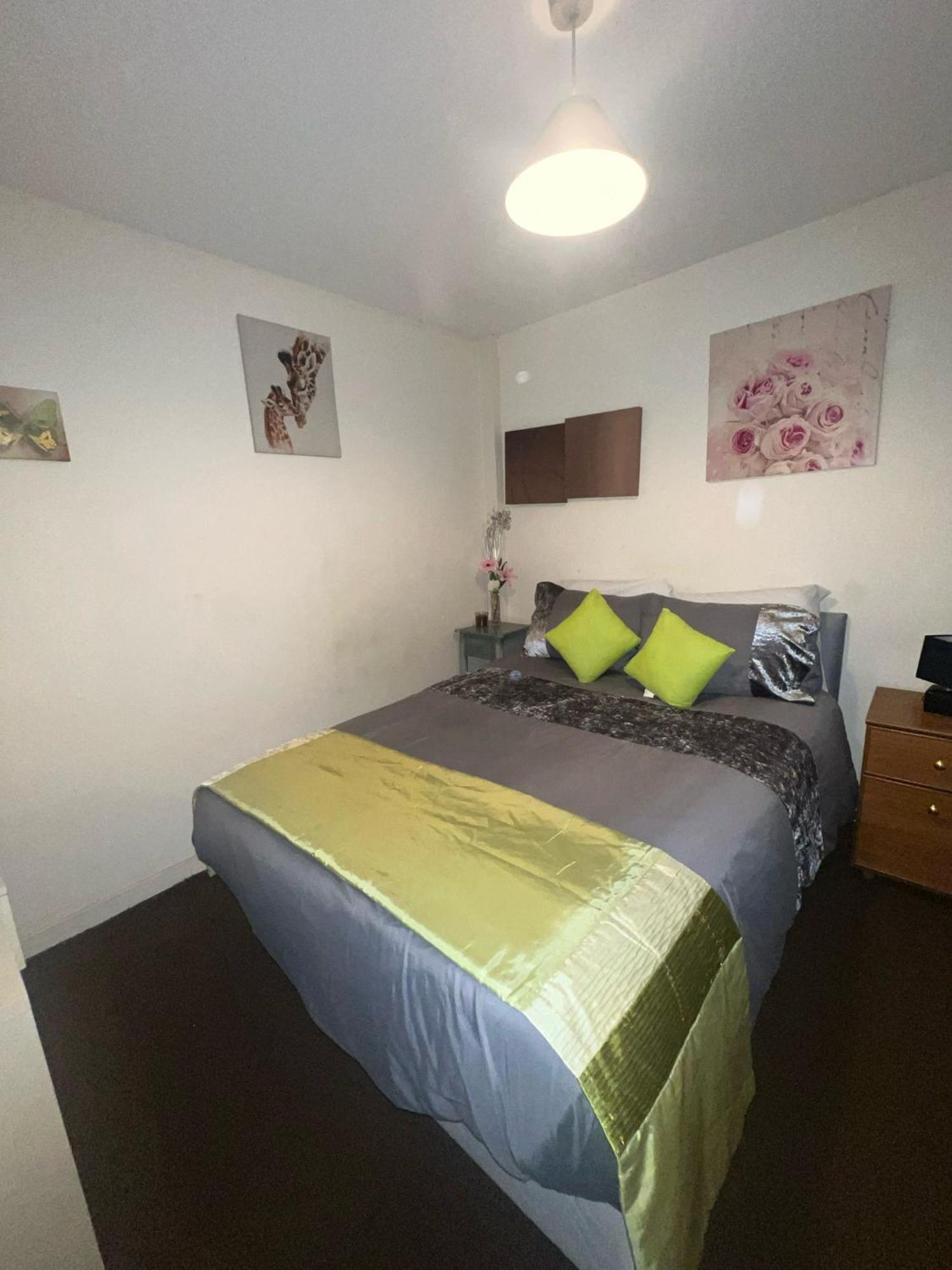 Privatunterkunft Lovely Double With Private Bathroom And Double With Shared Toilet & Parking Free *