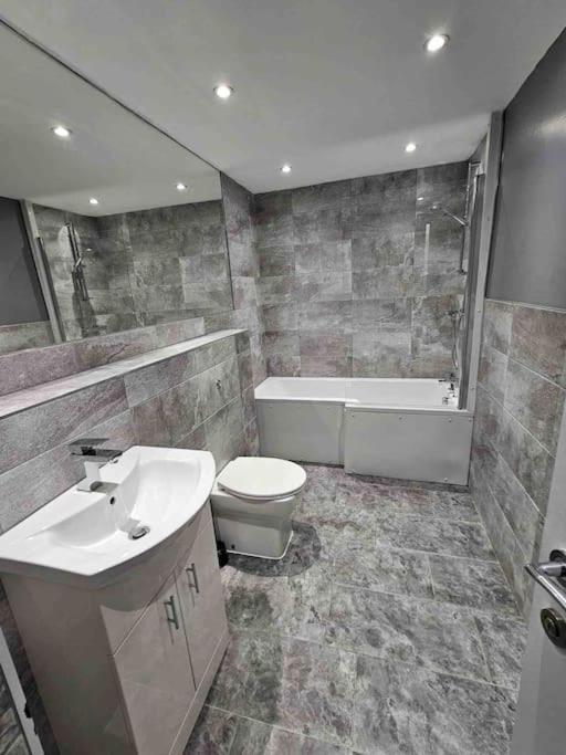 Murrayfield Stadium Basement - 3 Bed 3 Bath Apartment
