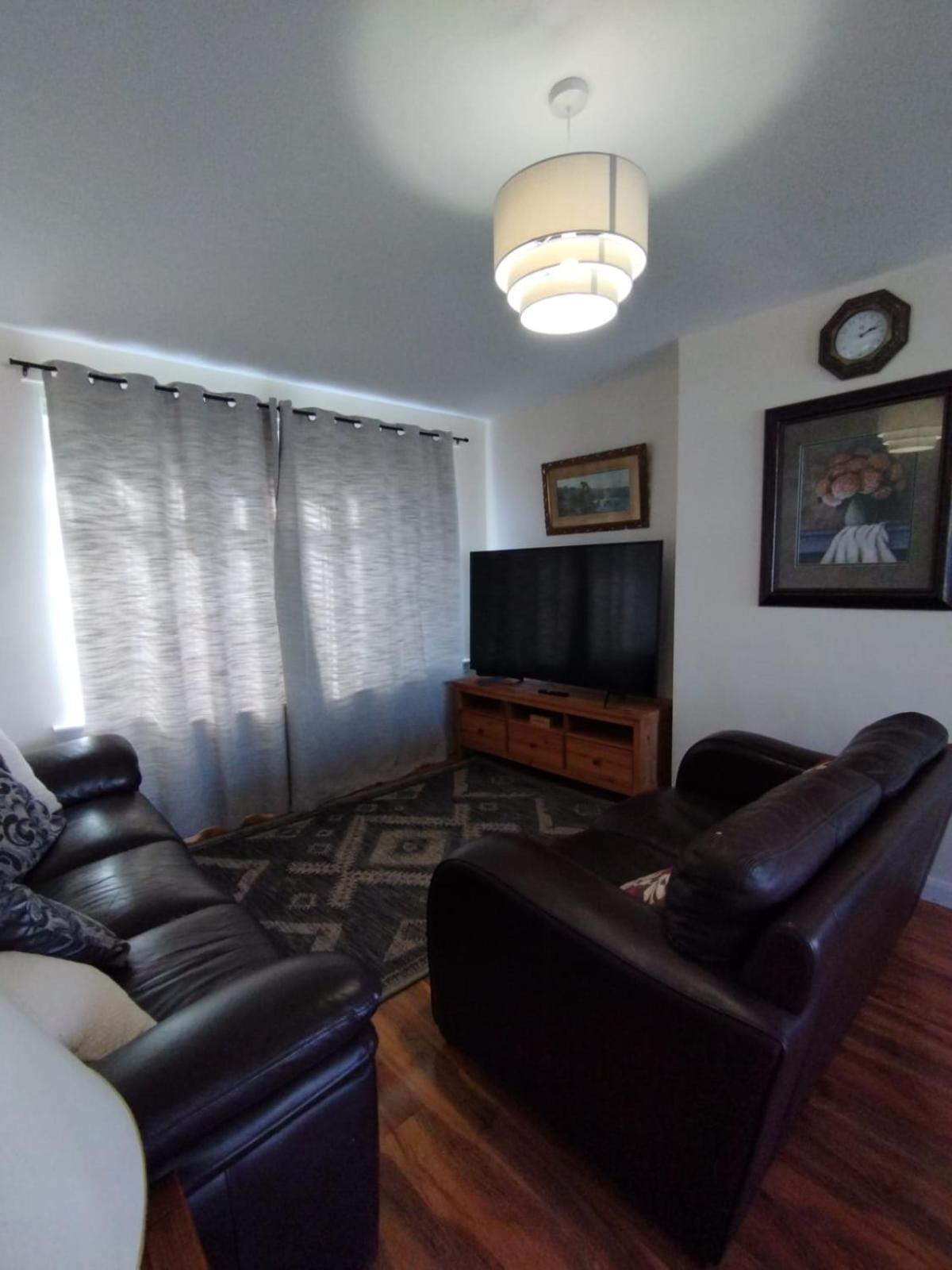 3 Bed House In - Private Parking