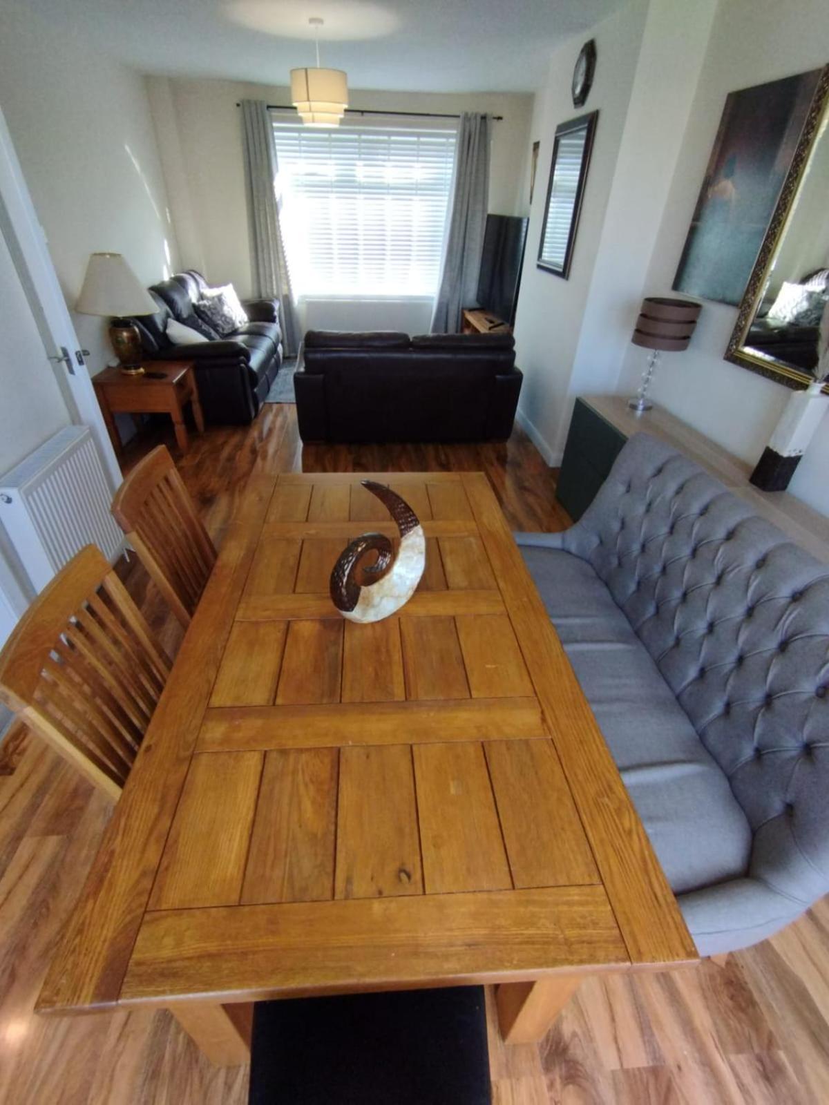 3 Bed House In - Private Parking Villa *