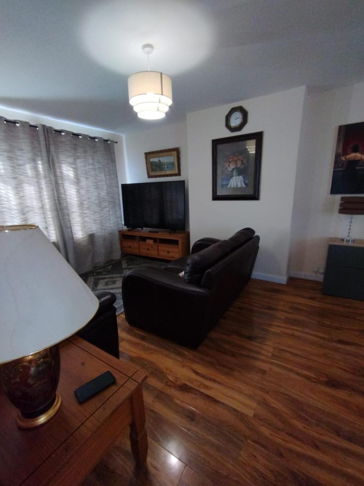 3 Bed House In - Private Parking Edinburgh