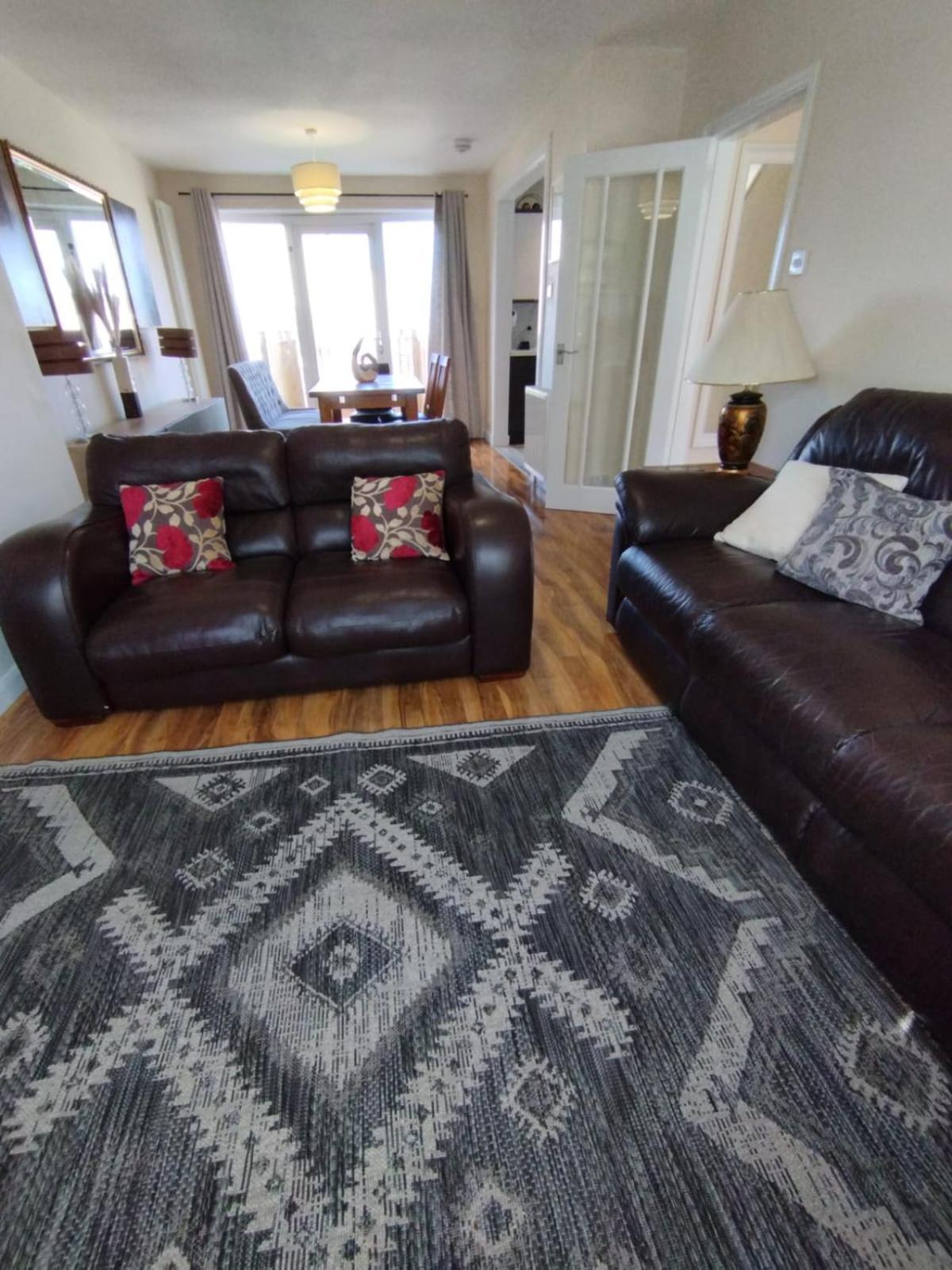 3 Bed House In - Private Parking Edinburgh