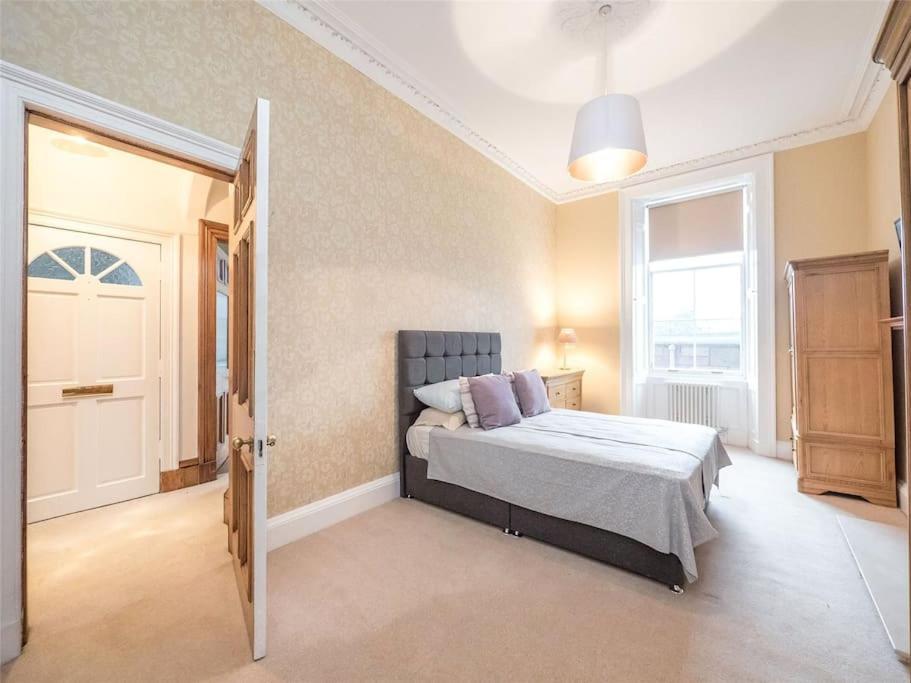 Beautiful & Bright 2 Bed Flat Murrayfield Apartment *