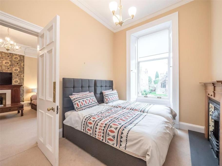 Beautiful & Bright 2 Bed Flat Murrayfield Apartment *