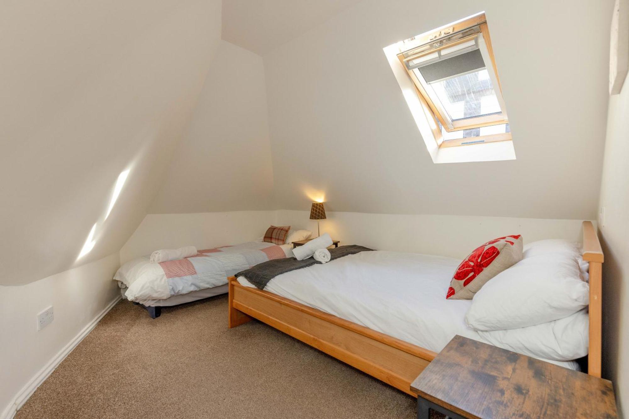 Traditional 3 Bedroom Quiet Duplex Flat By High St, Trams And Buses - Just 1-5 Miles To Centre * Edinburgh