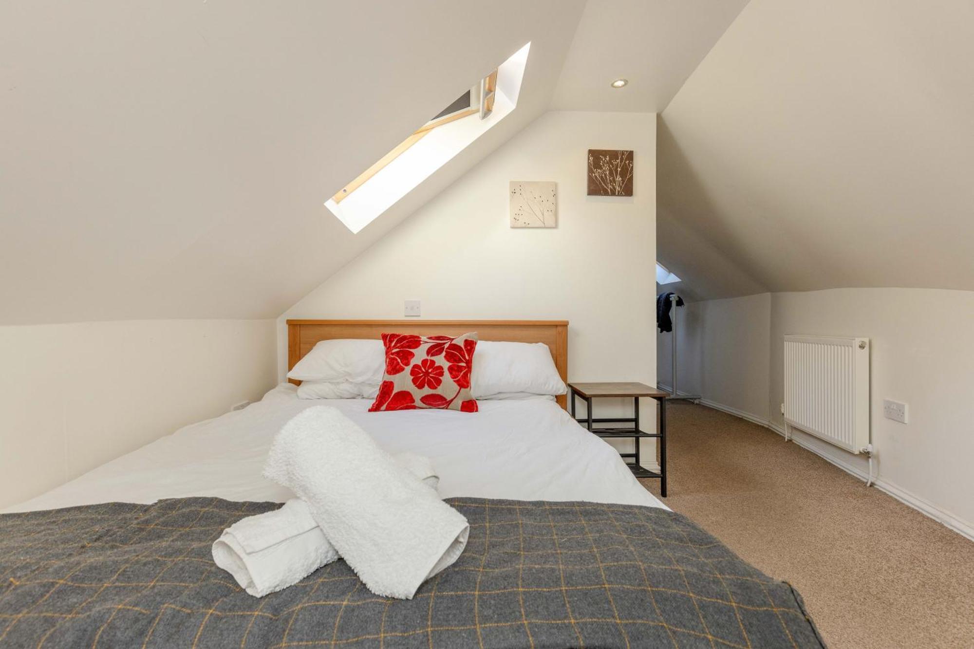 Apartment Traditional 3 Bedroom Quiet Duplex Flat By High St, Trams And Buses - Just 1-5 Miles To Centre