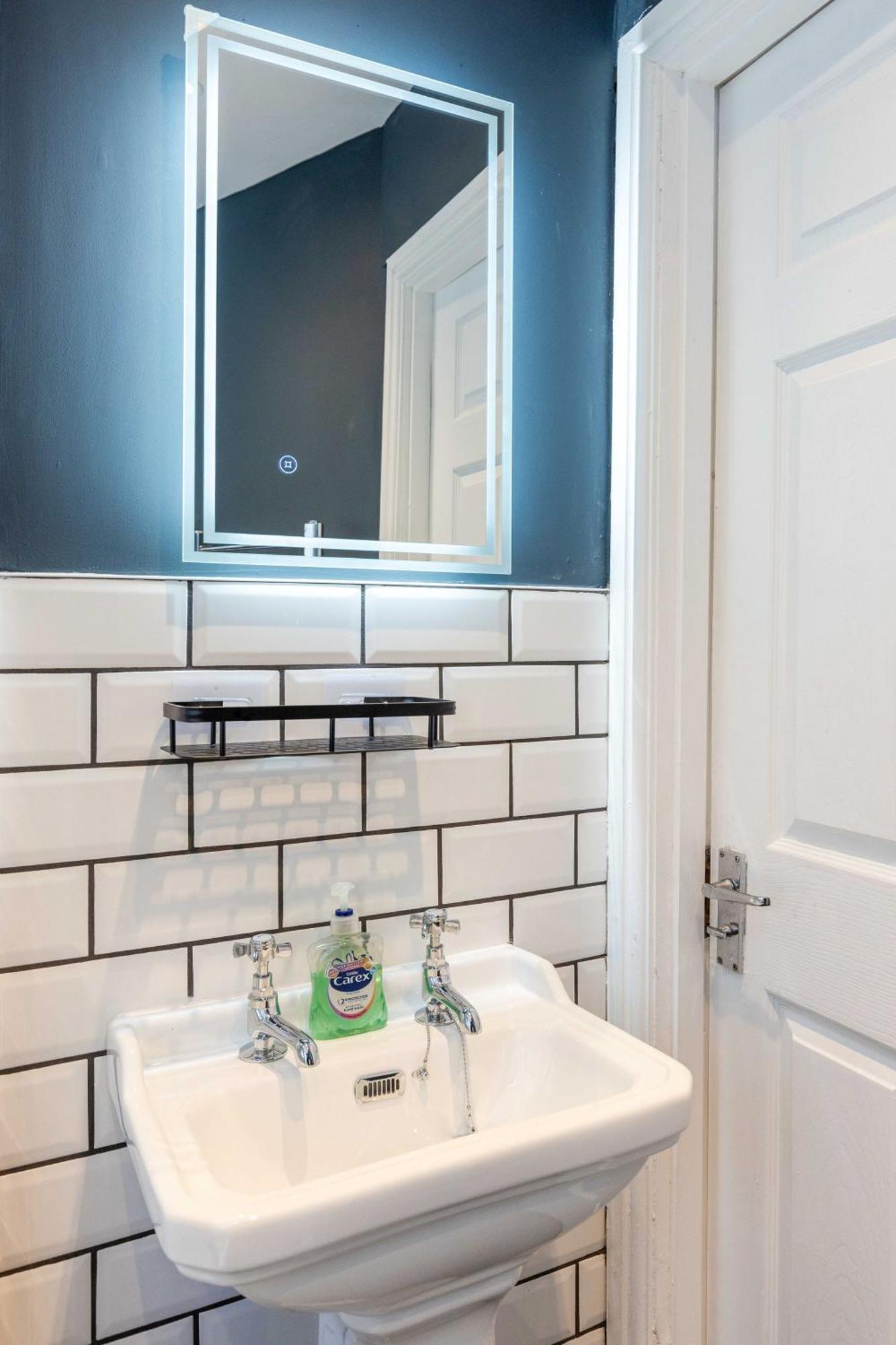 Traditional 3 Bedroom Quiet Duplex Flat By High St, Trams And Buses - Just 1-5 Miles To Centre Edinburgh