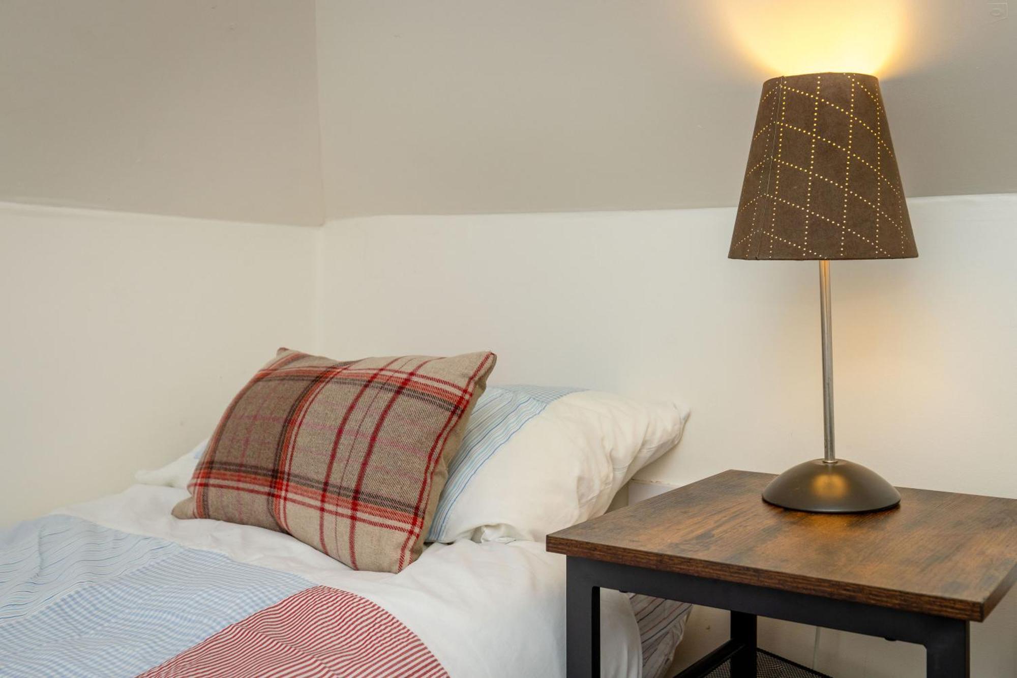 Traditional 3 Bedroom Quiet Duplex Flat By High St, Trams And Buses - Just 1-5 Miles To Centre Apartment *