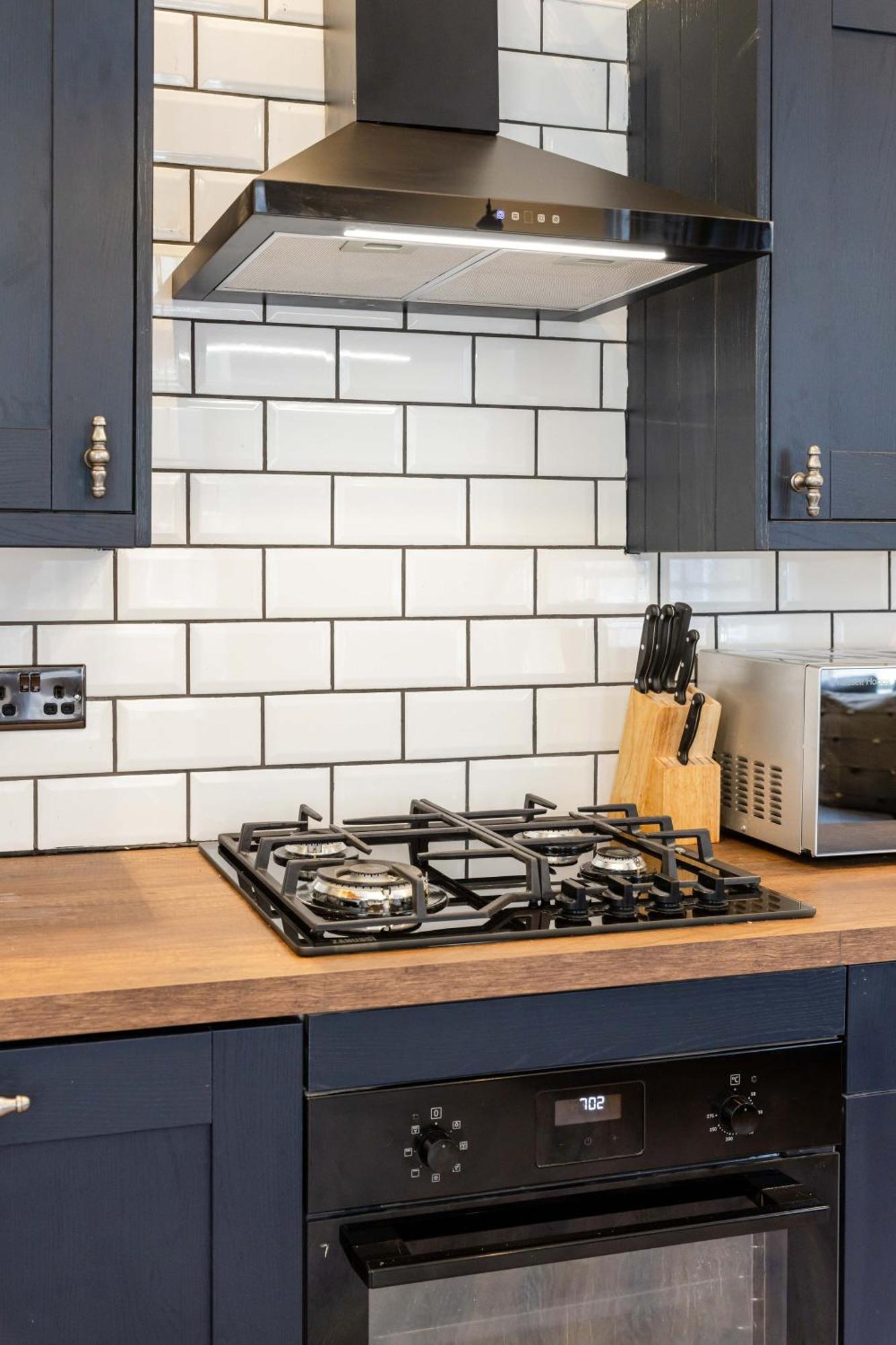 Apartment Traditional 3 Bedroom Quiet Duplex Flat By High St, Trams And Buses - Just 1-5 Miles To Centre Edinburgh