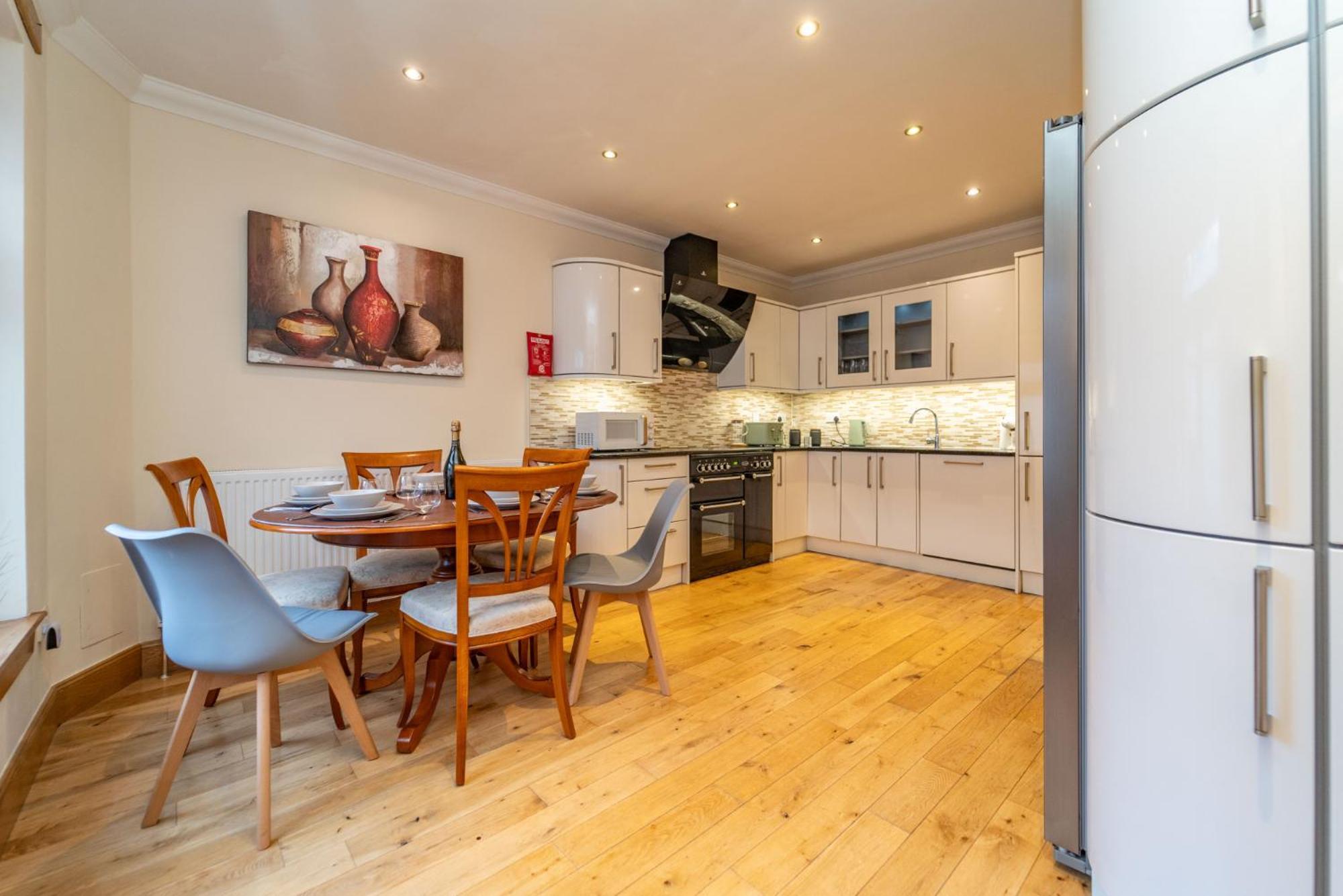 Spacious 3 Bed Townhouse With Parking Edinburgh