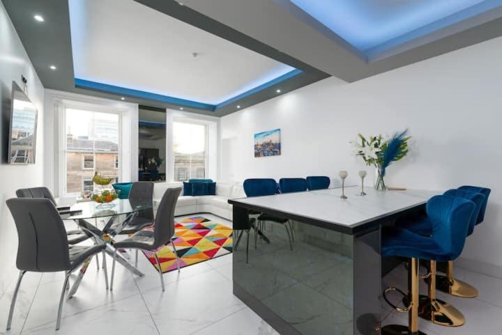 Spacious Modern Centre Castle Views Apartment Edinburgh