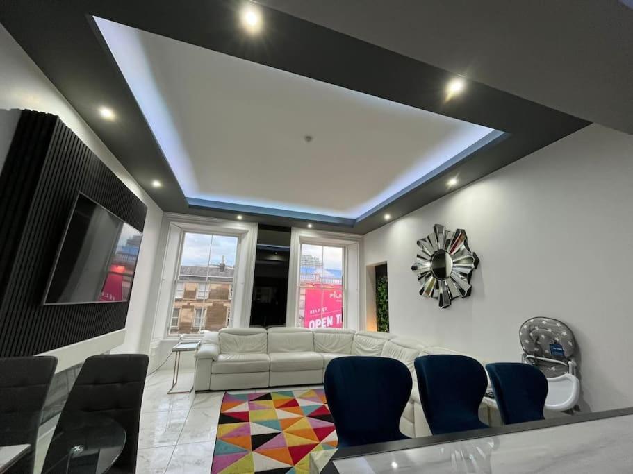Spacious Modern Centre Castle Views Apartment Edinburgh