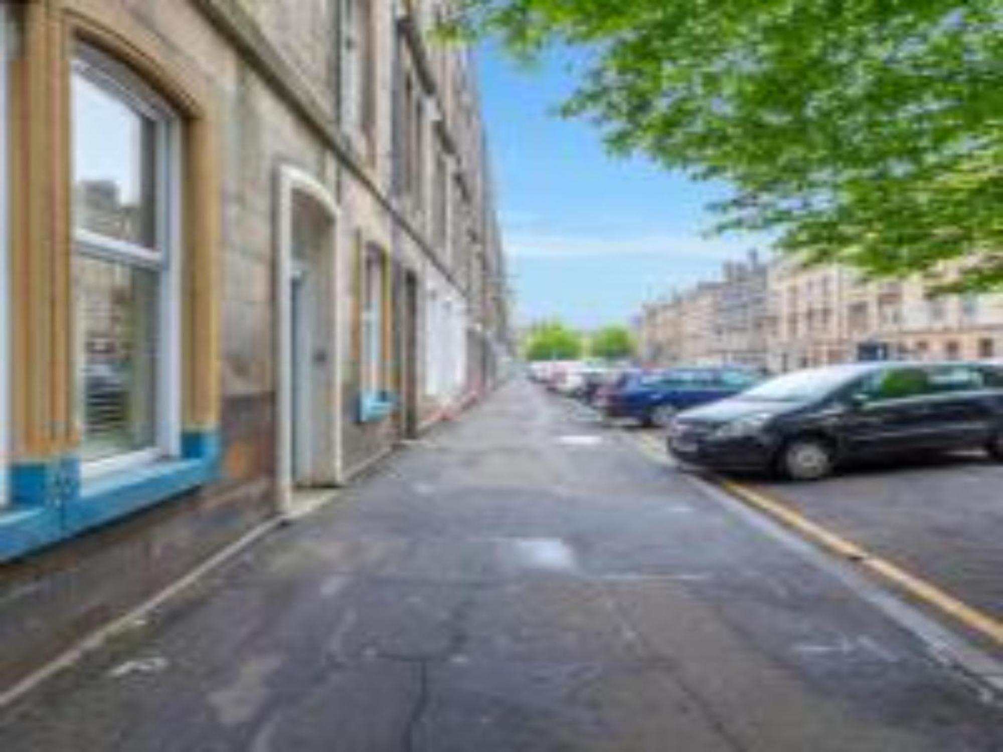 Pass The Keys Main Door 3 Bed With Free Parking *