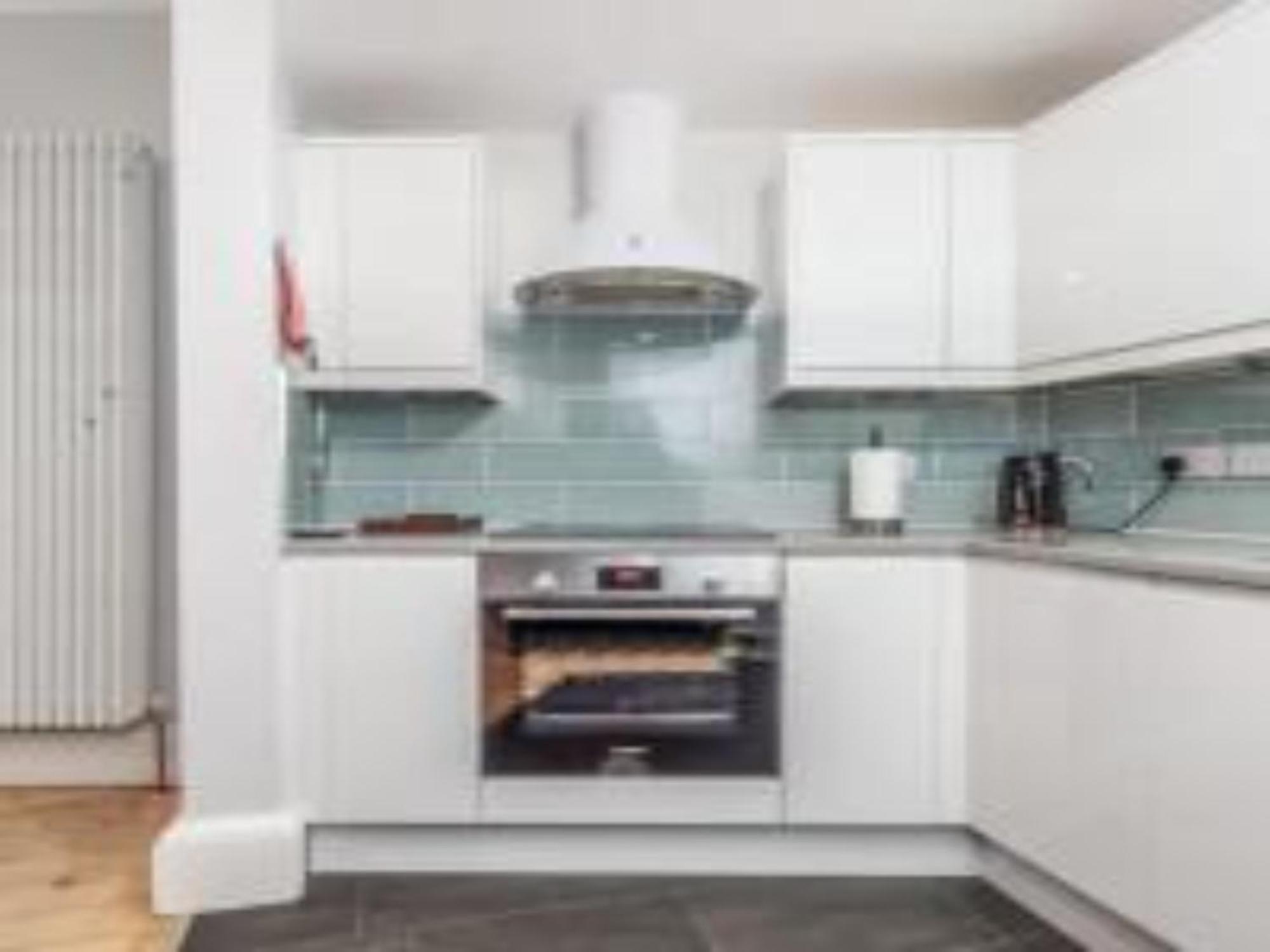 Pass The Keys Main Door 3 Bed With Free Parking *