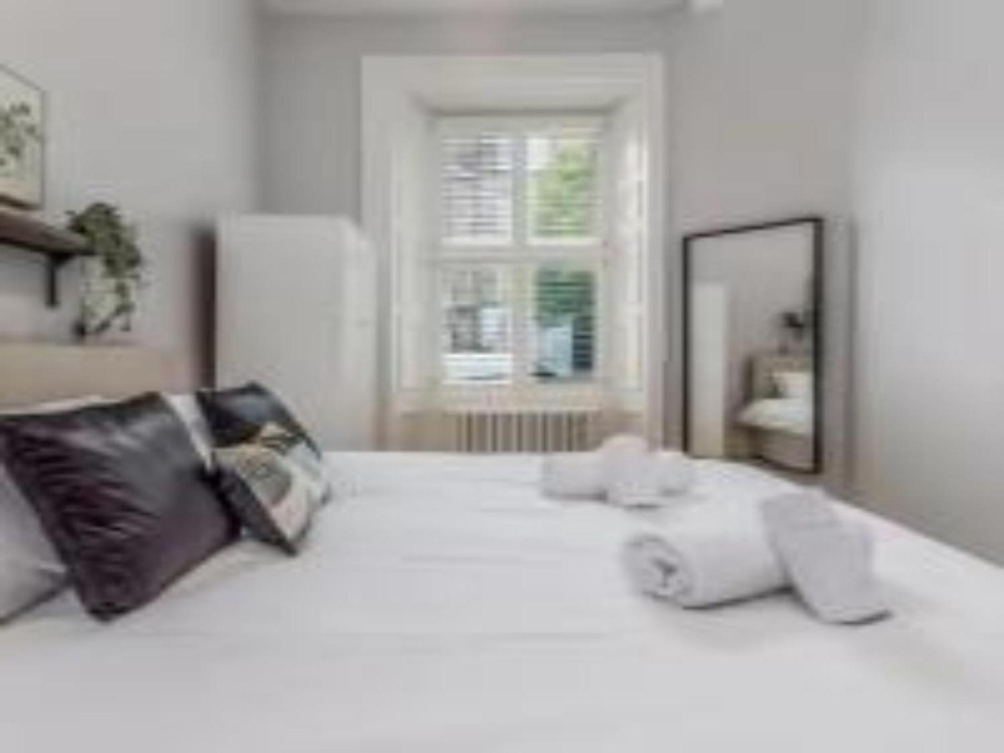 Pass The Keys Main Door 3 Bed With Free Parking Apartment Edinburgh