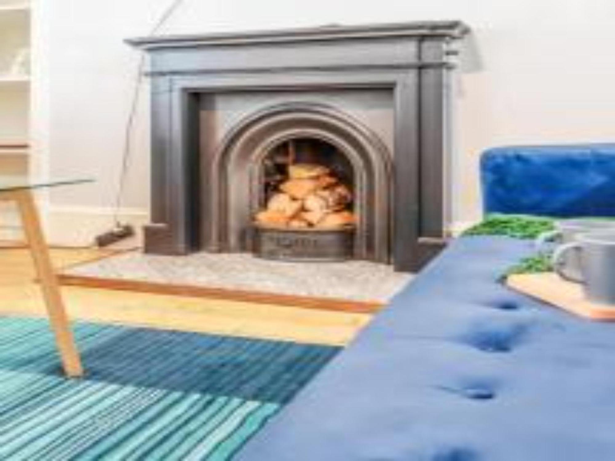 Pass The Keys Main Door 3 Bed With Free Parking *