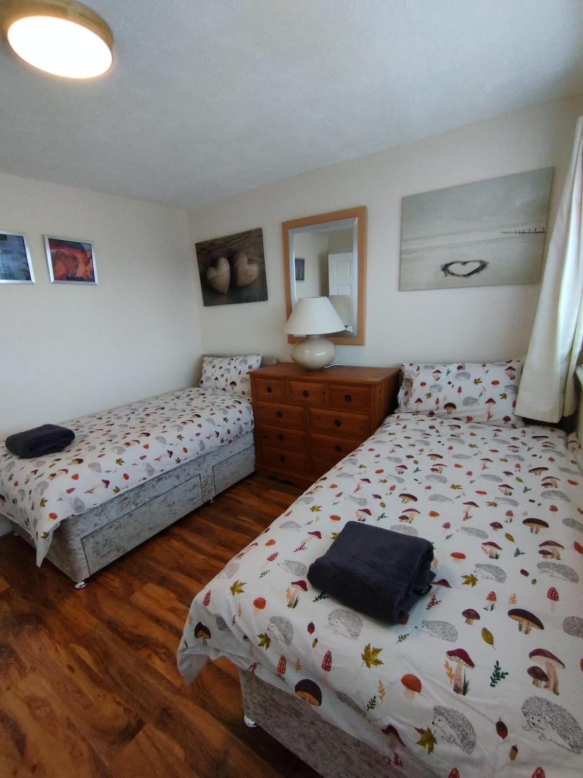 3 Bed House In - Private Parking Villa *