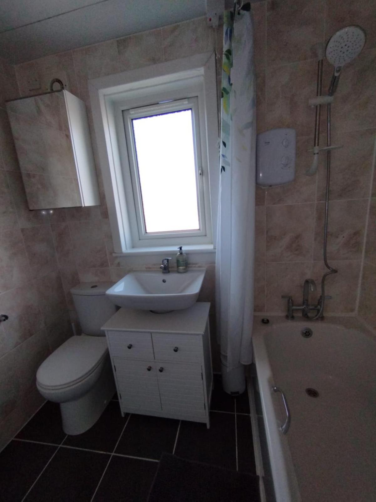 3 Bed House In - Private Parking Villa *