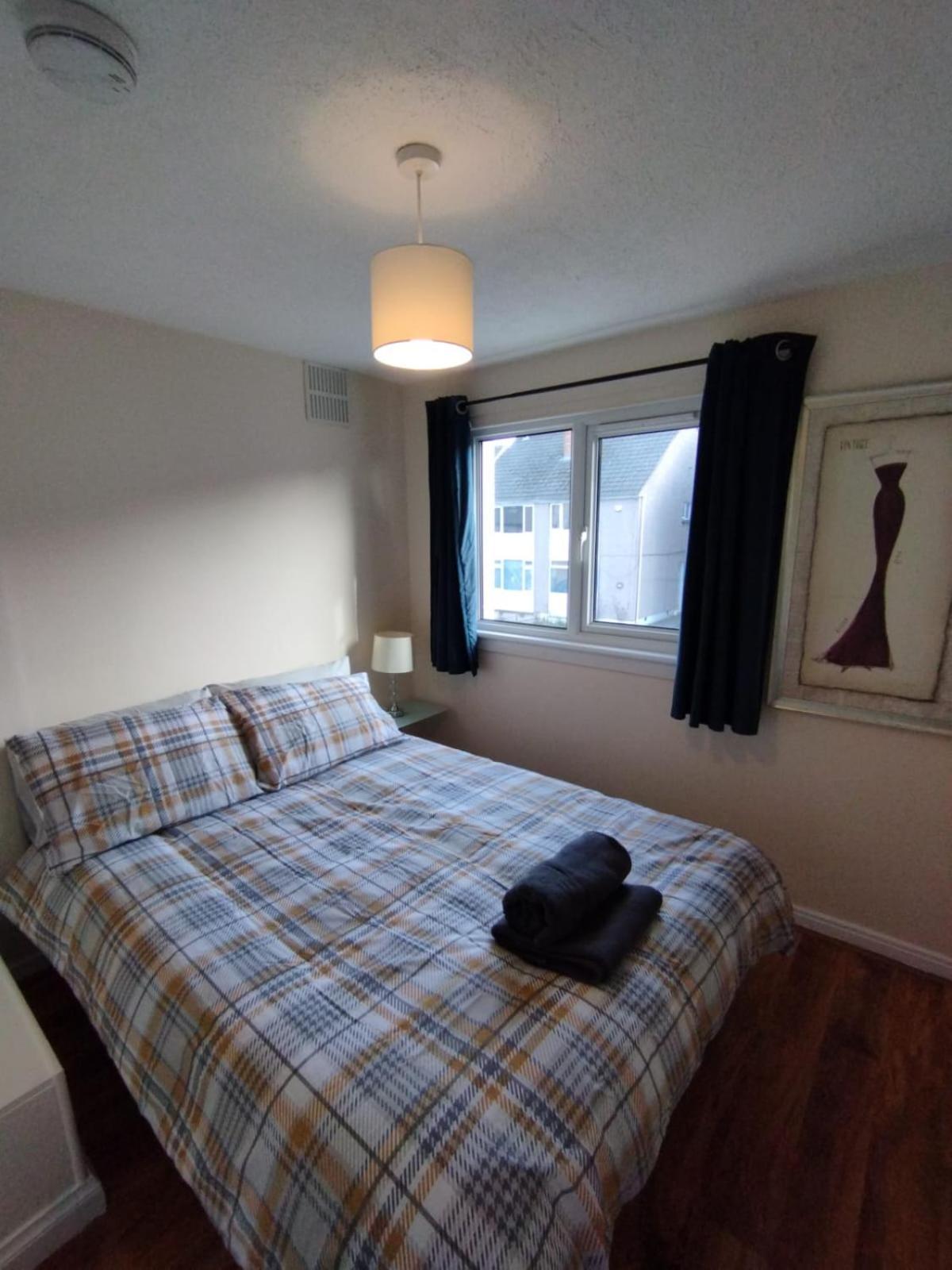 3 Bed House In - Private Parking Villa