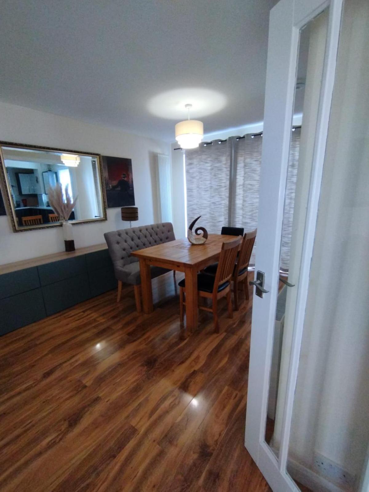 3 Bed House In - Private Parking Villa *