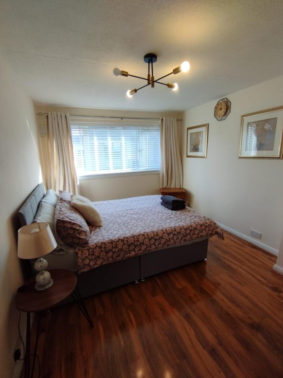 3 Bed House In - Private Parking Edinburgh