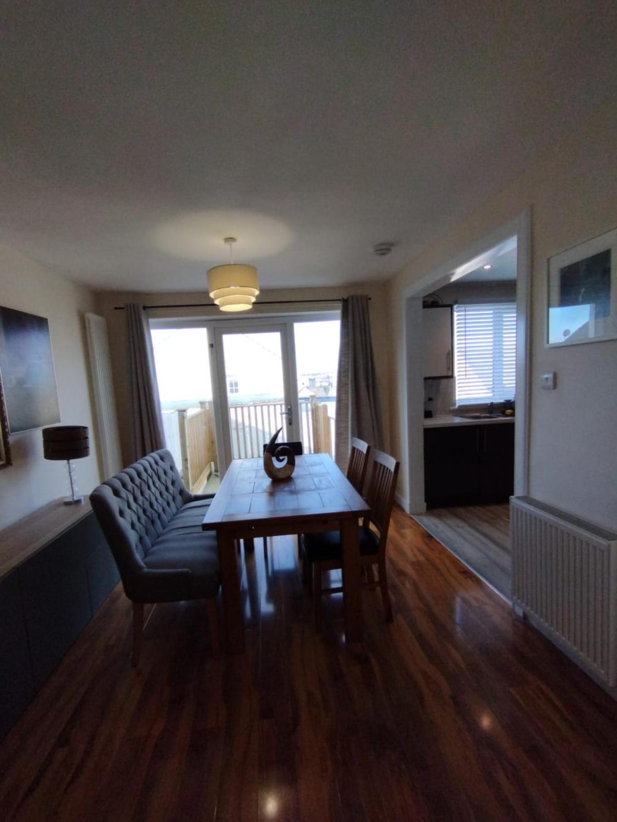 Villa 3 Bed House In - Private Parking *