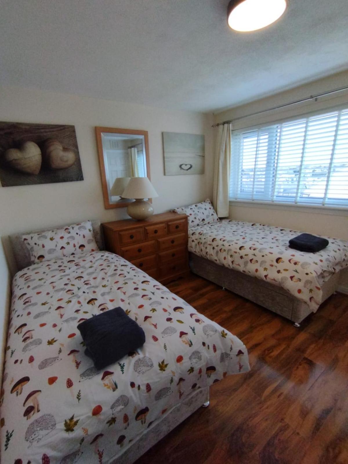 3 Bed House In - Private Parking *