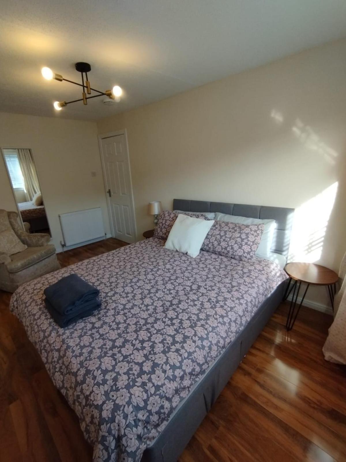 3 Bed House In - Private Parking Villa *