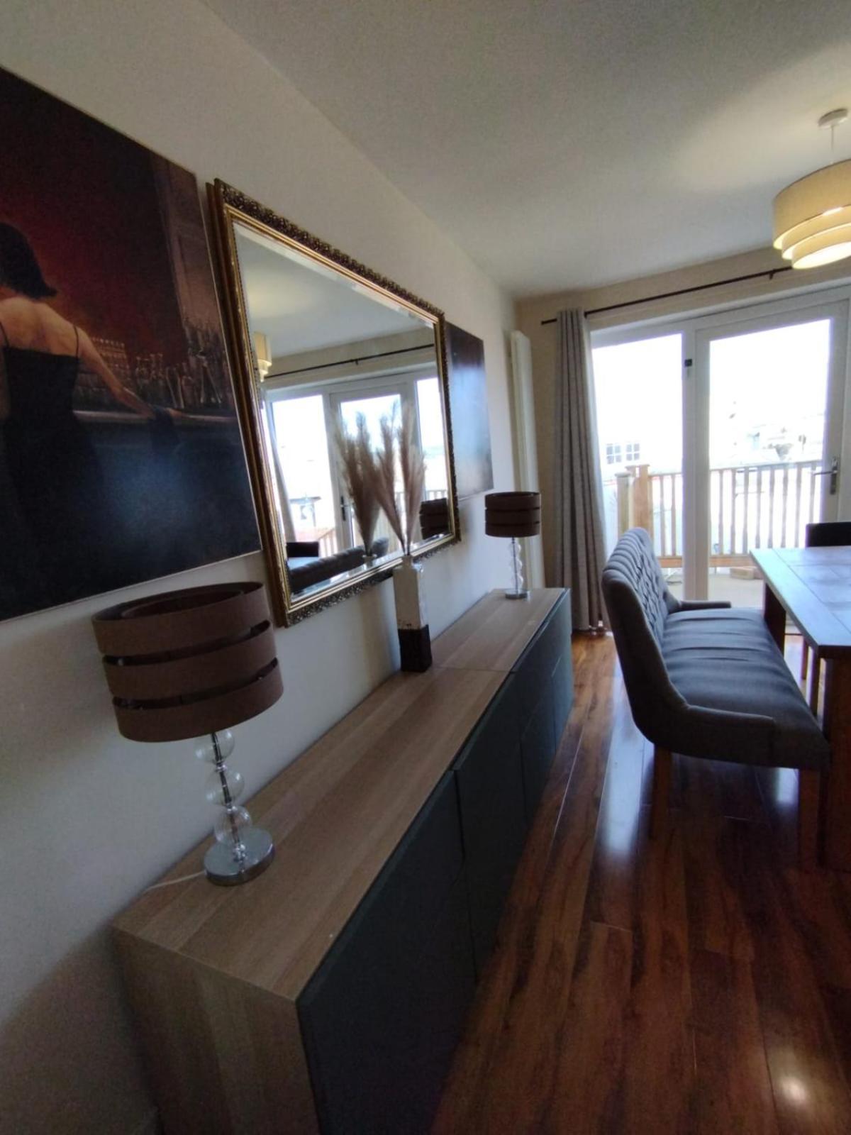 3 Bed House In - Private Parking * Edinburgh