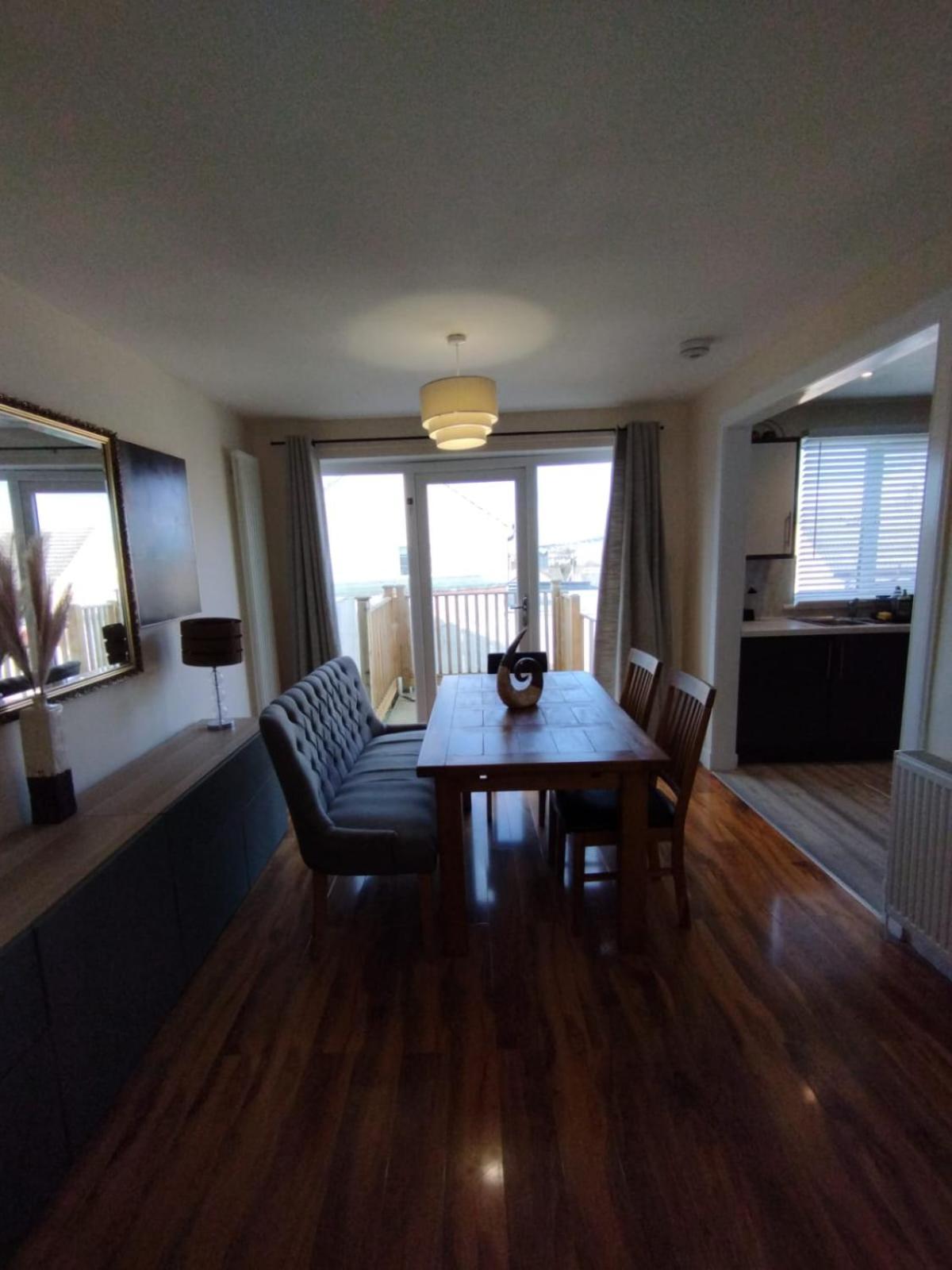Villa 3 Bed House In - Private Parking