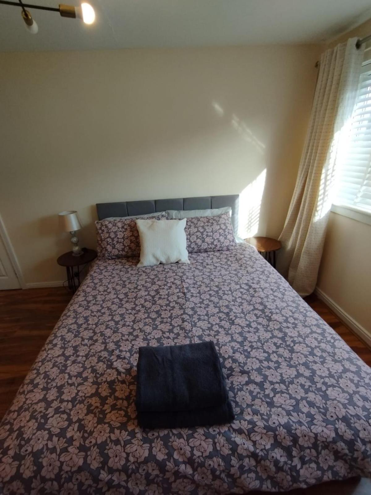 Villa 3 Bed House In - Private Parking *