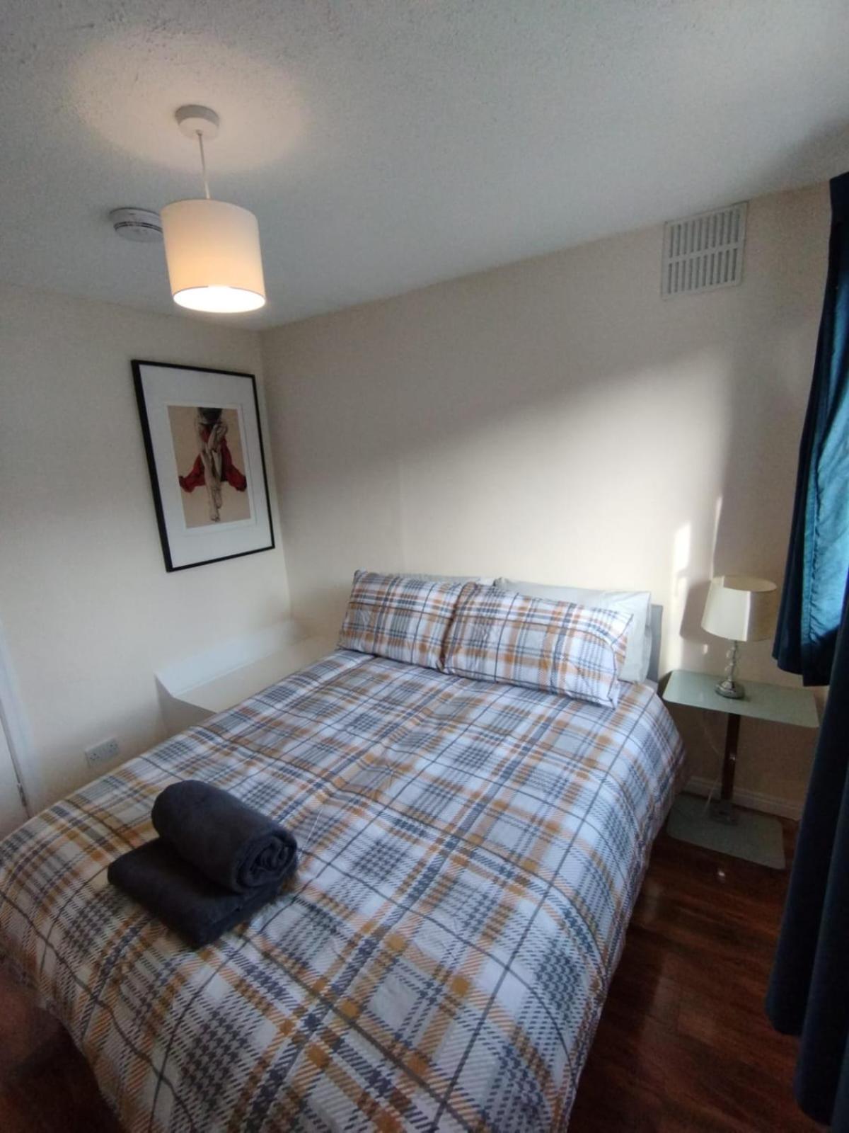 3 Bed House In - Private Parking Villa *