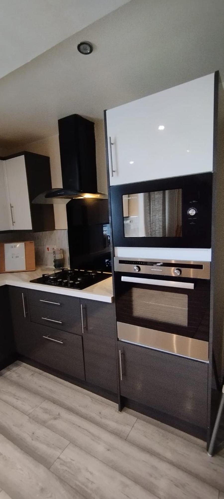 3 Bed House In - Private Parking Villa