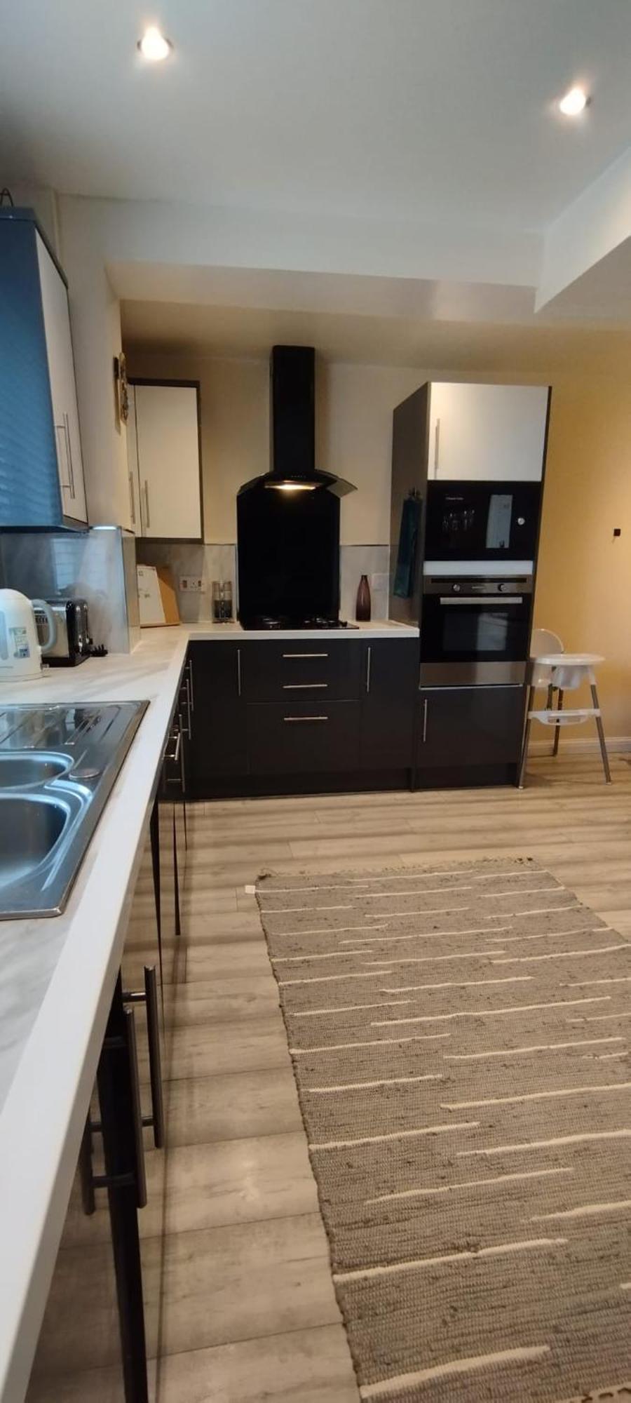 3 Bed House In - Private Parking Villa *