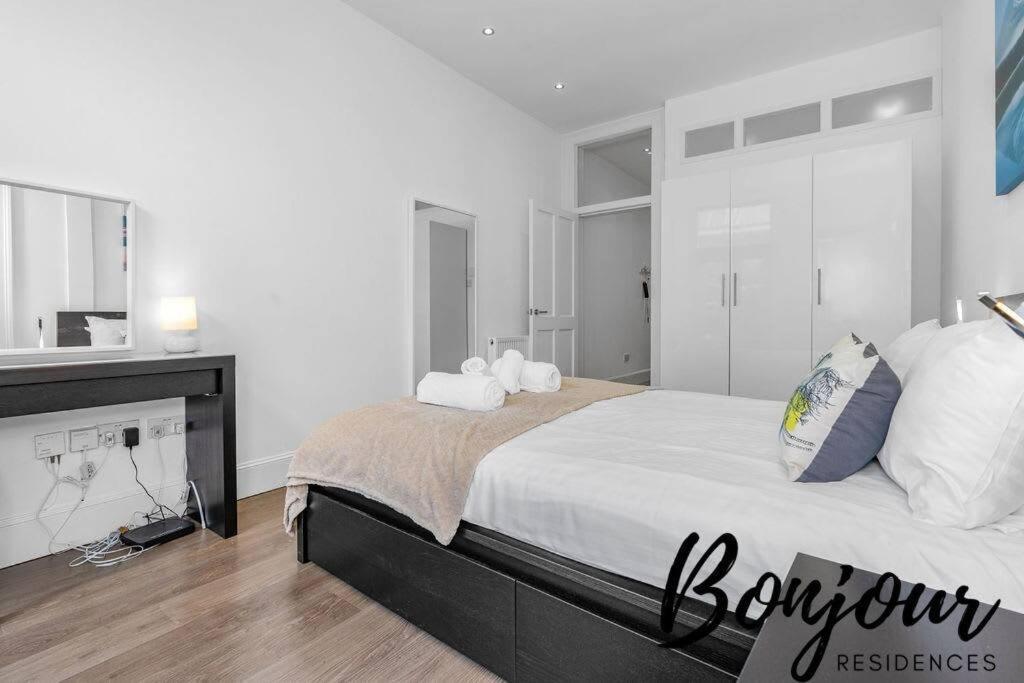 Apartment Clichy Ground Floor 1br-1 Ba, Shared Garden Access By Bonjour Residences *